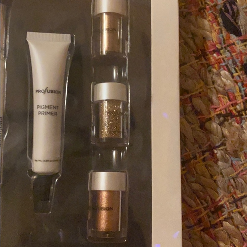 Makeup - Picture 3 of 4